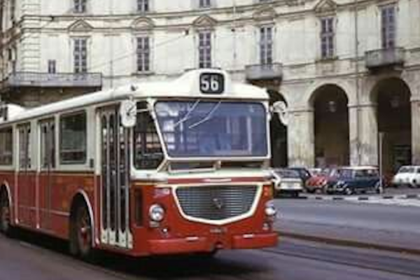 Un vecchio autobus e il percorso della memoria.